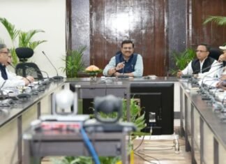 Uttarakhand:-मुख्य सचिव आनंद बर्धन का अधिकारियों को निर्देश,मुख्यमंत्री घोषणाओं के कार्यों को शीघ्र करें पूर्ण,लंबित परियोजनाओं पर 15 दिन में लें निर्णय