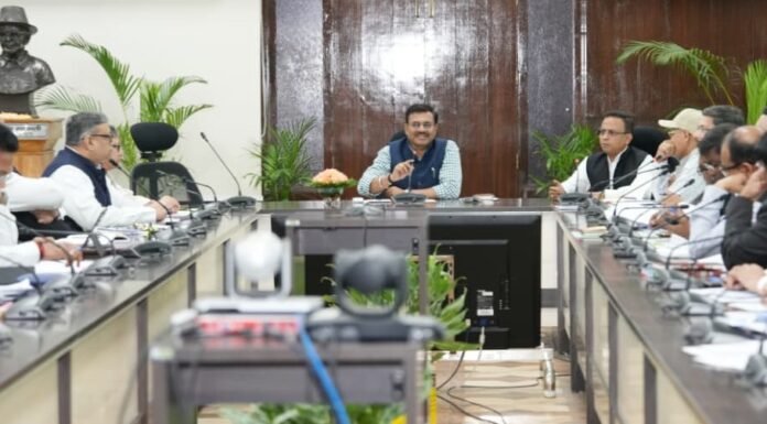 Uttarakhand:-मुख्य सचिव आनंद बर्धन का अधिकारियों को निर्देश,मुख्यमंत्री घोषणाओं के कार्यों को शीघ्र करें पूर्ण,लंबित परियोजनाओं पर 15 दिन में लें निर्णय