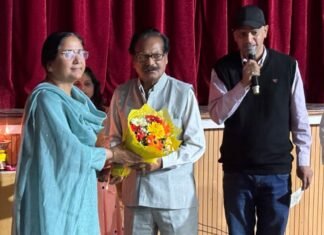 Dehradun:-दून विश्वविद्यालय में पांच दिवसीय नाट्य समारोह का शुभारंभ,प्रथम दिवस पर ‘तुगलक’ का दमदार मंचन,वरिष्ठ रंगकर्मियों का हुआ सम्मान