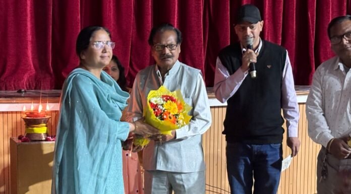 Dehradun:-दून विश्वविद्यालय में पांच दिवसीय नाट्य समारोह का शुभारंभ,प्रथम दिवस पर ‘तुगलक’ का दमदार मंचन,वरिष्ठ रंगकर्मियों का हुआ सम्मान