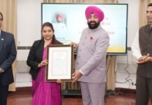 Dehradun:-राज्यपाल गुरमीत सिंह ने लोक भवन में आयोजित सम्मान कार्यक्रम में आपदा के दौरान उत्कृष्ट कार्य करने वाले देहरादून जिले के कार्मिकों को किया सम्मानित