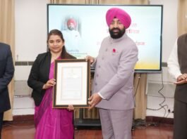 Dehradun:-राज्यपाल गुरमीत सिंह ने लोक भवन में आयोजित सम्मान कार्यक्रम में आपदा के दौरान उत्कृष्ट कार्य करने वाले देहरादून जिले के कार्मिकों को किया सम्मानित