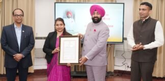 Dehradun:-राज्यपाल गुरमीत सिंह ने लोक भवन में आयोजित सम्मान कार्यक्रम में आपदा के दौरान उत्कृष्ट कार्य करने वाले देहरादून जिले के कार्मिकों को किया सम्मानित