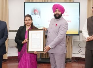 Dehradun:-राज्यपाल गुरमीत सिंह ने लोक भवन में आयोजित सम्मान कार्यक्रम में आपदा के दौरान उत्कृष्ट कार्य करने वाले देहरादून जिले के कार्मिकों को किया सम्मानित