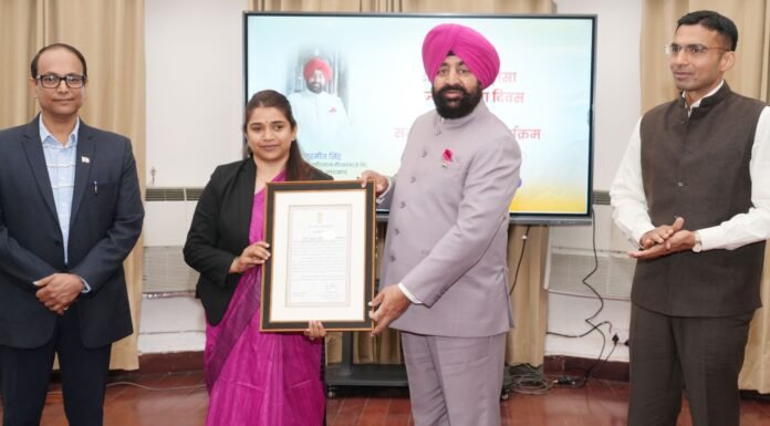 Dehradun:-राज्यपाल गुरमीत सिंह ने लोक भवन में आयोजित सम्मान कार्यक्रम में आपदा के दौरान उत्कृष्ट कार्य करने वाले देहरादून जिले के कार्मिकों को किया सम्मानित