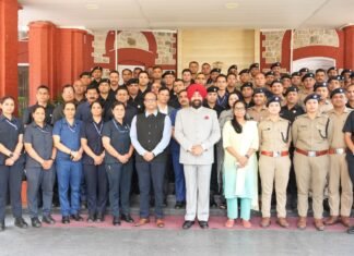 Uttarakhand:-लोक भवन में सुरक्षाकर्मियों को मिली विशिष्ट पहचान,राज्यपाल गुरमीत सिंह ने किया बैज अलंकरण