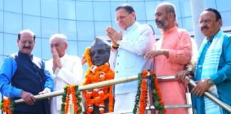 Uttarakhand:-मुख्यमंत्री पुष्कर धामी उत्तर प्रदेश के पूर्व मुख्यमंत्री स्वर्गीय हेमवती नंदन बहुगुणा की 107वीं जयंती के अवसर पर उनकी प्रतिमा पर माल्यार्पण कर दी भावपूर्ण श्रद्धांजलि