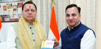 Dehradun:-संयुक्त निदेशक के एस चौहान ने सीएम धामी से की भेंट,अपनी पुस्तक पहलगाम…जब समय थम सा गया की भेंट