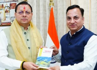 Dehradun:-संयुक्त निदेशक के एस चौहान ने सीएम धामी से की भेंट,अपनी पुस्तक पहलगाम…जब समय थम सा गया की भेंट