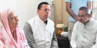 Dehradun:-सेवानिवृत्त ब्रिगेडियर मुकेश जोशी के निधन पर उनके आवास पहुंचकर सीएम धामी ने दी उन्हें श्रद्धांजलि