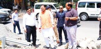 Dehradun:-मसूरी रोड स्थित शिव मंदिर के निर्माणाधीन पुल का सीएम धामी ने किया स्थलीय निरीक्षण,क्षतिग्रस्त हुए पुल की कार्य प्रगति की ली जानकारी