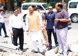 Dehradun:-मसूरी रोड स्थित शिव मंदिर के निर्माणाधीन पुल का सीएम धामी ने किया स्थलीय निरीक्षण,क्षतिग्रस्त हुए पुल की कार्य प्रगति की ली जानकारी