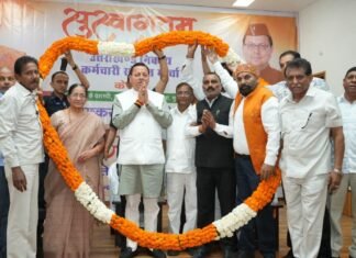 Dehradun:-उत्तराखंड निकाय कर्मचारी संयुक्त मोर्चा ने किया सीएम धामी का सम्मान,मुख्यमंत्री ने सम्मान के प्रति व्यक्त किया आभार