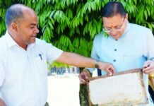 Uttarakhand:-मुख्यमंत्री आवास परिसर में शहद निकालने की प्रक्रिया का सीएम धामी ने किया अवलोकन,45 दिनों की अवधि में 520 किलोग्राम शहद का किया गया उत्पादन