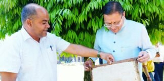 Uttarakhand:-मुख्यमंत्री आवास परिसर में शहद निकालने की प्रक्रिया का सीएम धामी ने किया अवलोकन,45 दिनों की अवधि में 520 किलोग्राम शहद का किया गया उत्पादन