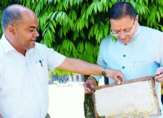 Uttarakhand:-मुख्यमंत्री आवास परिसर में शहद निकालने की प्रक्रिया का सीएम धामी ने किया अवलोकन,45 दिनों की अवधि में 520 किलोग्राम शहद का किया गया उत्पादन