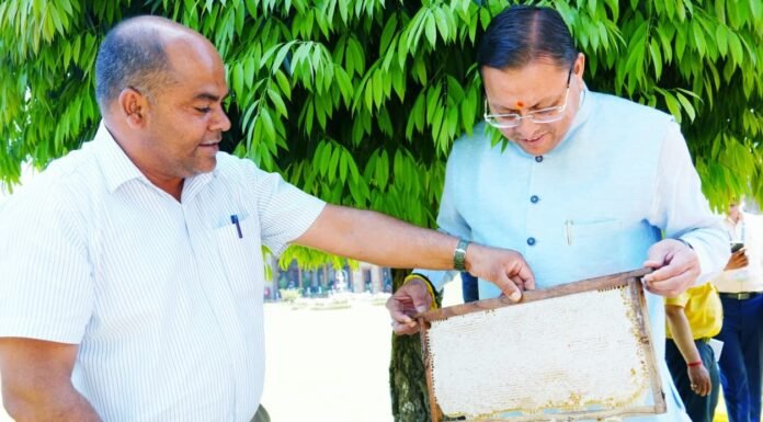 Uttarakhand:-मुख्यमंत्री आवास परिसर में शहद निकालने की प्रक्रिया का सीएम धामी ने किया अवलोकन,45 दिनों की अवधि में 520 किलोग्राम शहद का किया गया उत्पादन