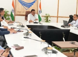 Uttarakhand:-मुख्य सचिव आनंद बर्द्धन ने की जिलाधिकारियों के साथ बैठक,विभिन्न मुद्दों पर चर्चा की एवं अद्यतन स्थिति की ली जानकारी