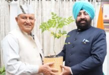 Uttarakhand:-राज्यपाल गुरमीत सिंह से लोक भवन में पद्मश्री प्रेमचंद शर्मा ने की शिष्टाचार भेंट