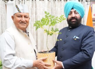 Uttarakhand:-राज्यपाल गुरमीत सिंह से लोक भवन में पद्मश्री प्रेमचंद शर्मा ने की शिष्टाचार भेंट