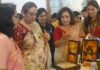 Dehradun:-प्रथम महिला गुरमीत कौर ने हर्षल फाउंडेशन द्वारा आयोजित “दूनहस्तशिल्पबाजार-2026” कार्यक्रम का दीप प्रज्वलित कर किया शुभारंभ