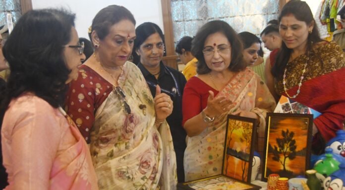Dehradun:-प्रथम महिला गुरमीत कौर ने हर्षल फाउंडेशन द्वारा आयोजित “दूनहस्तशिल्पबाजार-2026” कार्यक्रम का दीप प्रज्वलित कर किया शुभारंभ