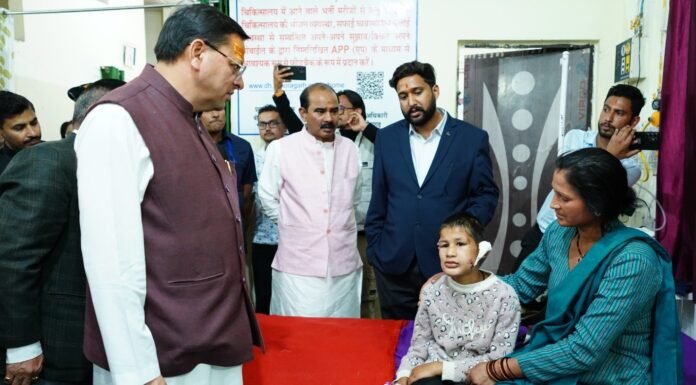 Pithoragarh:-मुख्यमंत्री पुष्कर धामी ने जिला अस्पताल पहुंच जाना मरीजों का हालचाल,बेहतर स्वास्थ्य सुविधाओं का दिया भरोसा