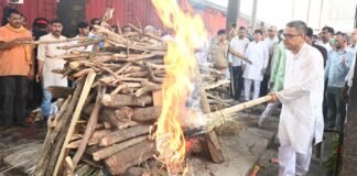Haridwar:-पूर्व मुख्यमंत्री मेजर जनरल भुवन चंद्र खंडूड़ी(से.नि)की अंतिम यात्रा में उमड़ा जनसैलाब,खड़खड़ी श्मशान घाट में राजकीय सम्मान के साथ किया गया अंतिम संस्कार