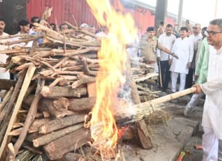 Haridwar:-पूर्व मुख्यमंत्री मेजर जनरल भुवन चंद्र खंडूड़ी(से.नि)की अंतिम यात्रा में उमड़ा जनसैलाब,खड़खड़ी श्मशान घाट में राजकीय सम्मान के साथ किया गया अंतिम संस्कार