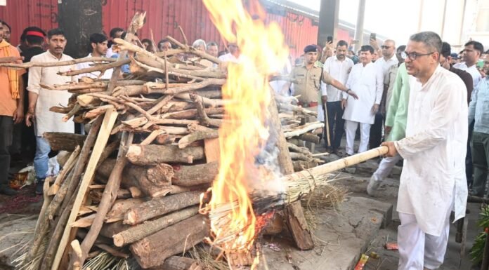 Haridwar:-पूर्व मुख्यमंत्री मेजर जनरल भुवन चंद्र खंडूड़ी(से.नि)की अंतिम यात्रा में उमड़ा जनसैलाब,खड़खड़ी श्मशान घाट में राजकीय सम्मान के साथ किया गया अंतिम संस्कार