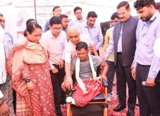 Kotdwar:-विधानसभा अध्यक्ष ऋतु खण्डूडी समाज कल्याण विभाग पौड़ी द्वारा आयोजित बहुउद्देशीय शिविर में हुई शामिल,दिव्यांगजनों को व्हील चेयर एवं सहायक उपकरण किए वितरित
