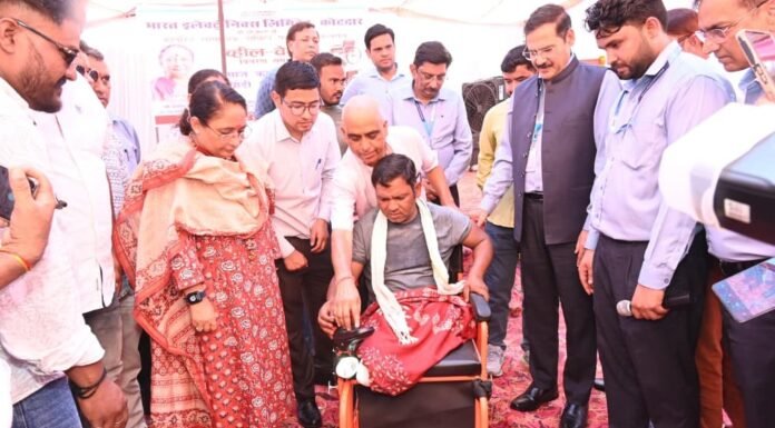 Kotdwar:-विधानसभा अध्यक्ष ऋतु खण्डूडी समाज कल्याण विभाग पौड़ी द्वारा आयोजित बहुउद्देशीय शिविर में हुई शामिल,दिव्यांगजनों को व्हील चेयर एवं सहायक उपकरण किए वितरित