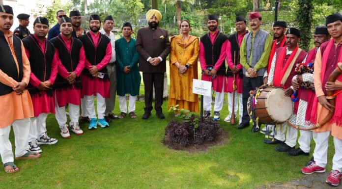 Uttarakhand:-लोक भवन में पारंपरिक उल्लास के साथ मनाया गया हरेला पर्व,राज्यपाल गुरमीत सिंह ने किया पौधरोपण
