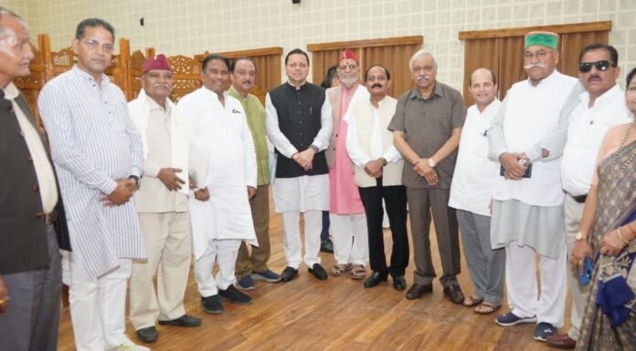 Uttarakhand:-मुख्यमंत्री पुष्कर धामी से पूर्व विधायकों ने की शिष्टाचार भेंट,सर्वाधिक कार्यकाल के लिए दी बधाई