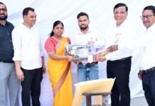 Uttarakhand:-सेवा,सुशासन एवं समर्पण ‘जन-जन की सरकार,जन-जन के द्वार’ शिविर में स्थानीय निवासी ने सीएम को सौंपा ज्ञापन,शाम तक मिली सिलाई मशीन
