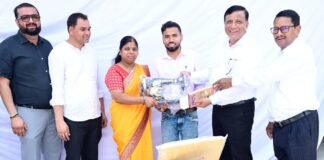 Uttarakhand:-सेवा,सुशासन एवं समर्पण ‘जन-जन की सरकार,जन-जन के द्वार’ शिविर में स्थानीय निवासी ने सीएम को सौंपा ज्ञापन,शाम तक मिली सिलाई मशीन