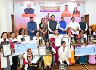 Uttarakhand:-मुख्यमंत्री पुष्कर धामी ने तीलू रौतेली एवं आंगनबाड़ी कार्यकत्री पुरस्कार से मातृशक्ति को किया सम्मानित