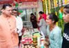 Uttarakhand:-सचिवालय में स्वयं सहायता समूहों द्वारा लगाए गए स्टालों से सीएम धामी ने की खरीदारी कहा-त्योहारों में स्थानीय उत्पादों की खरीद को दें प्राथमिकता