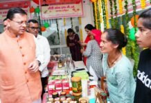Uttarakhand:-सचिवालय में स्वयं सहायता समूहों द्वारा लगाए गए स्टालों से सीएम धामी ने की खरीदारी कहा-त्योहारों में स्थानीय उत्पादों की खरीद को दें प्राथमिकता