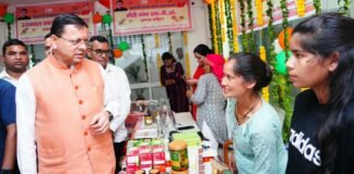 Uttarakhand:-सचिवालय में स्वयं सहायता समूहों द्वारा लगाए गए स्टालों से सीएम धामी ने की खरीदारी कहा-त्योहारों में स्थानीय उत्पादों की खरीद को दें प्राथमिकता