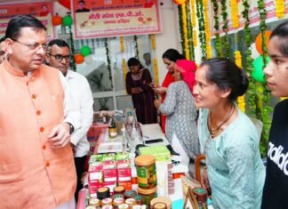 Uttarakhand:-सचिवालय में स्वयं सहायता समूहों द्वारा लगाए गए स्टालों से सीएम धामी ने की खरीदारी कहा-त्योहारों में स्थानीय उत्पादों की खरीद को दें प्राथमिकता