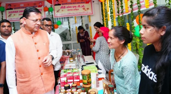 Uttarakhand:-सचिवालय में स्वयं सहायता समूहों द्वारा लगाए गए स्टालों से सीएम धामी ने की खरीदारी कहा-त्योहारों में स्थानीय उत्पादों की खरीद को दें प्राथमिकता