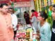 Uttarakhand:-सचिवालय में स्वयं सहायता समूहों द्वारा लगाए गए स्टालों से सीएम धामी ने की खरीदारी कहा-त्योहारों में स्थानीय उत्पादों की खरीद को दें प्राथमिकता