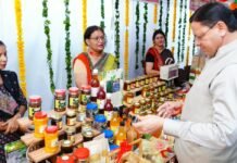 Uttarakhand:-मुख्यमंत्री पुष्कर धामी ने ‘मुख्यमंत्री सशक्त बहना उत्सव योजना’ के अंतर्गत स्वयं सहायता समूहों द्वारा लगाए गए स्टॉलों का किया शुभारंभ