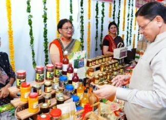Uttarakhand:-मुख्यमंत्री पुष्कर धामी ने ‘मुख्यमंत्री सशक्त बहना उत्सव योजना’ के अंतर्गत स्वयं सहायता समूहों द्वारा लगाए गए स्टॉलों का किया शुभारंभ