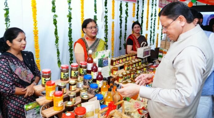 Uttarakhand:-मुख्यमंत्री पुष्कर धामी ने ‘मुख्यमंत्री सशक्त बहना उत्सव योजना’ के अंतर्गत स्वयं सहायता समूहों द्वारा लगाए गए स्टॉलों का किया शुभारंभ