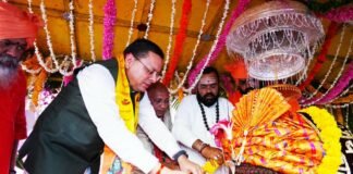 Dehradun:-टपकेश्वर महादेव की भव्य शोभायात्रा में शामिल हुए सीएम धामी,पूजा-अर्चना कर की प्रदेश की सुख-समृद्धि एवं खुशहाली की कामना