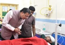 Chamoli THDC Tunnel Landslide:-घायल श्रमिकों से मिले सीएम धामी,जिला अस्पताल में जाना कुशलक्षेम