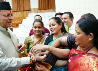Uttarakhand:-मुख्यमंत्री पुष्कर धामी को महिलाओं ने बांधा रक्षा सूत्र,मुख्यमंत्री ने दी सभी को रक्षा बन्धन की शुभकामनाएं