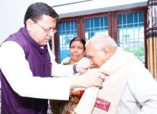 Uttarakhand:-मुख्यमंत्री पुष्कर धामी ने स्वतंत्रता दिवस की पूर्व संध्या पर शहीद अमित कुमार अणथ्वाल के परिजनों से की भेंट,किया सम्मानित